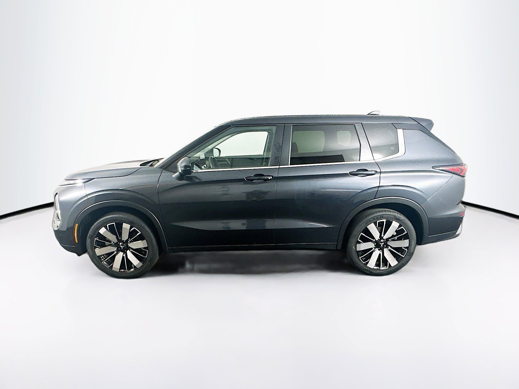 Used 2025 Mitsubishi Outlander SE FWD image 4