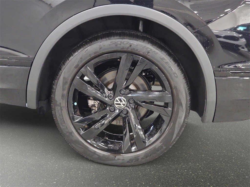 Used 2024 Volkswagen Tiguan SE R-Line image 31