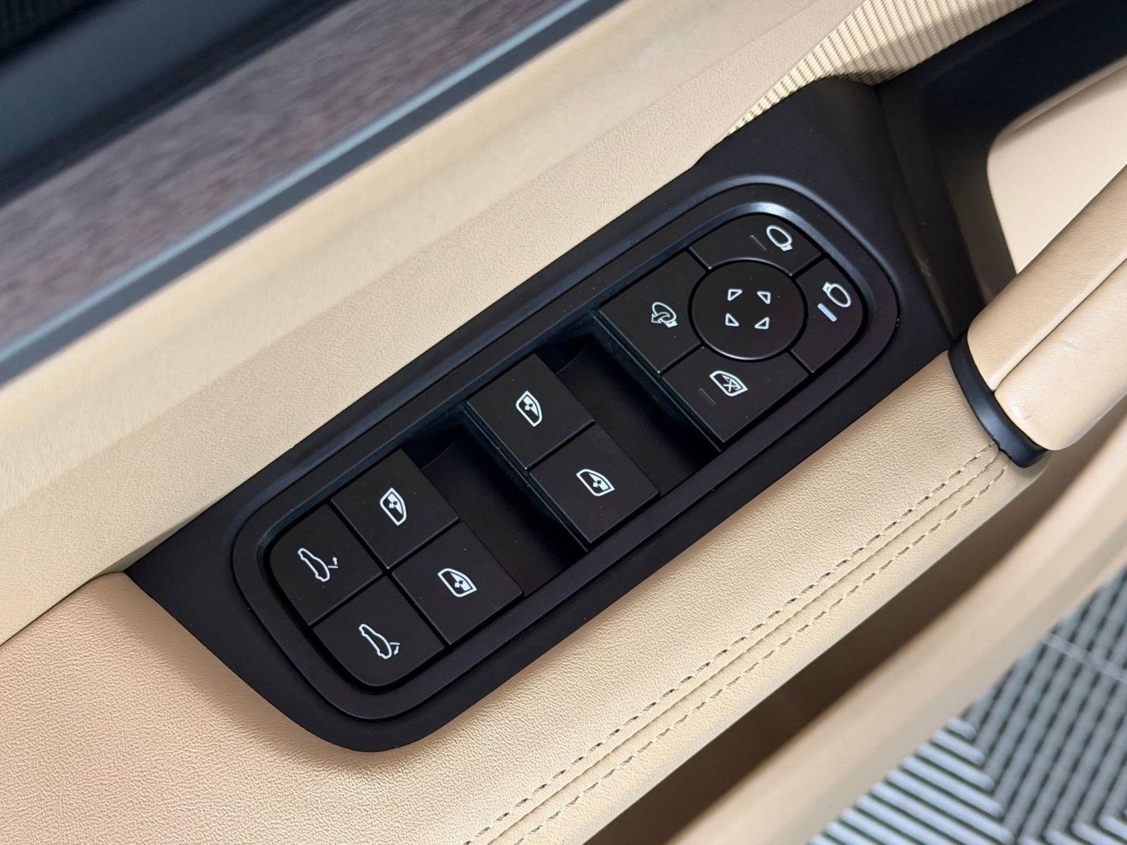 Used 2025 Porsche Cayenne image 22