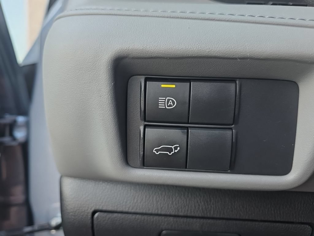 Used 2021 Toyota Highlander LE AWD/4WD image 15