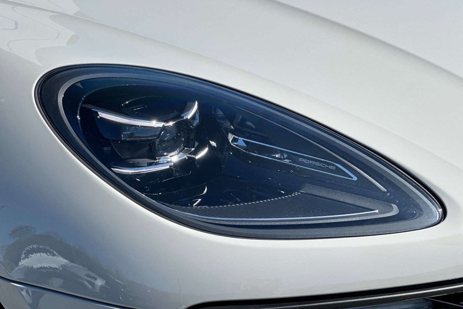 Used 2025 Porsche Macan AWD/4WD image 35