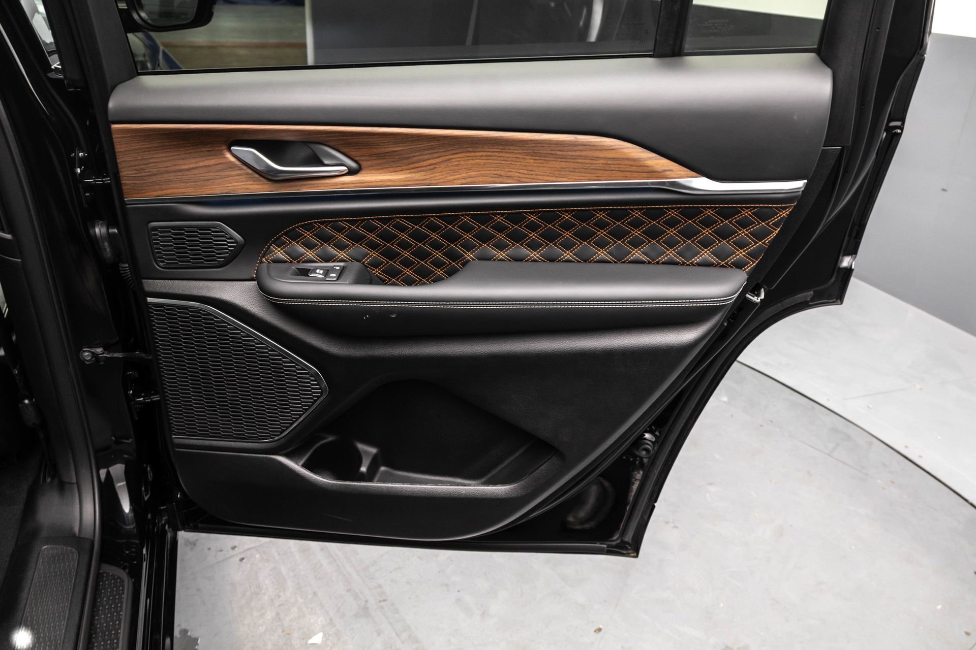 Used 2025 Jeep Grand Cherokee L Summit image 37