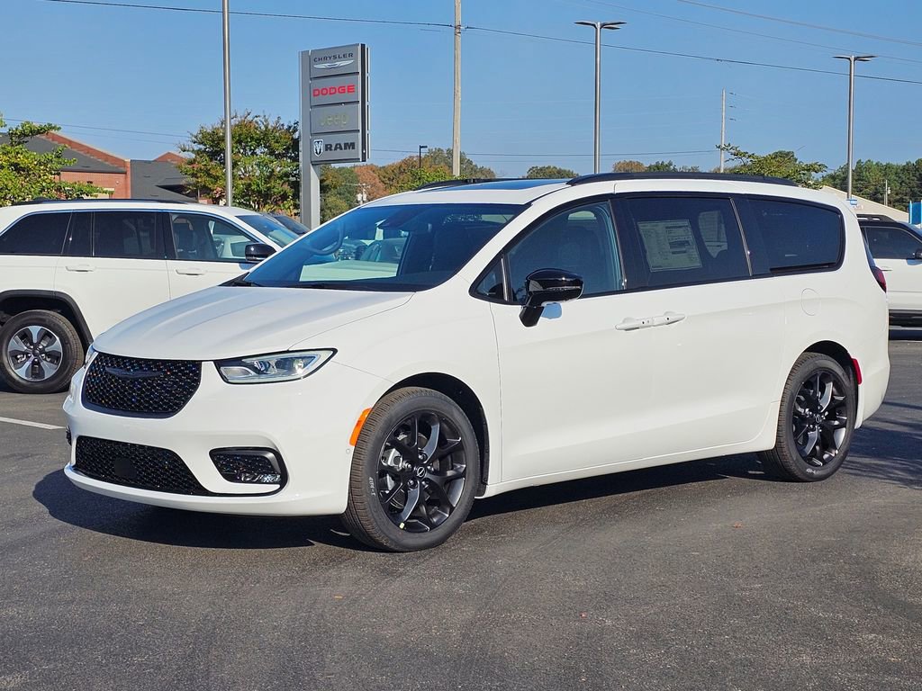 New 2026 Chrysler Pacifica Limited w/ S Appearance Package image 2