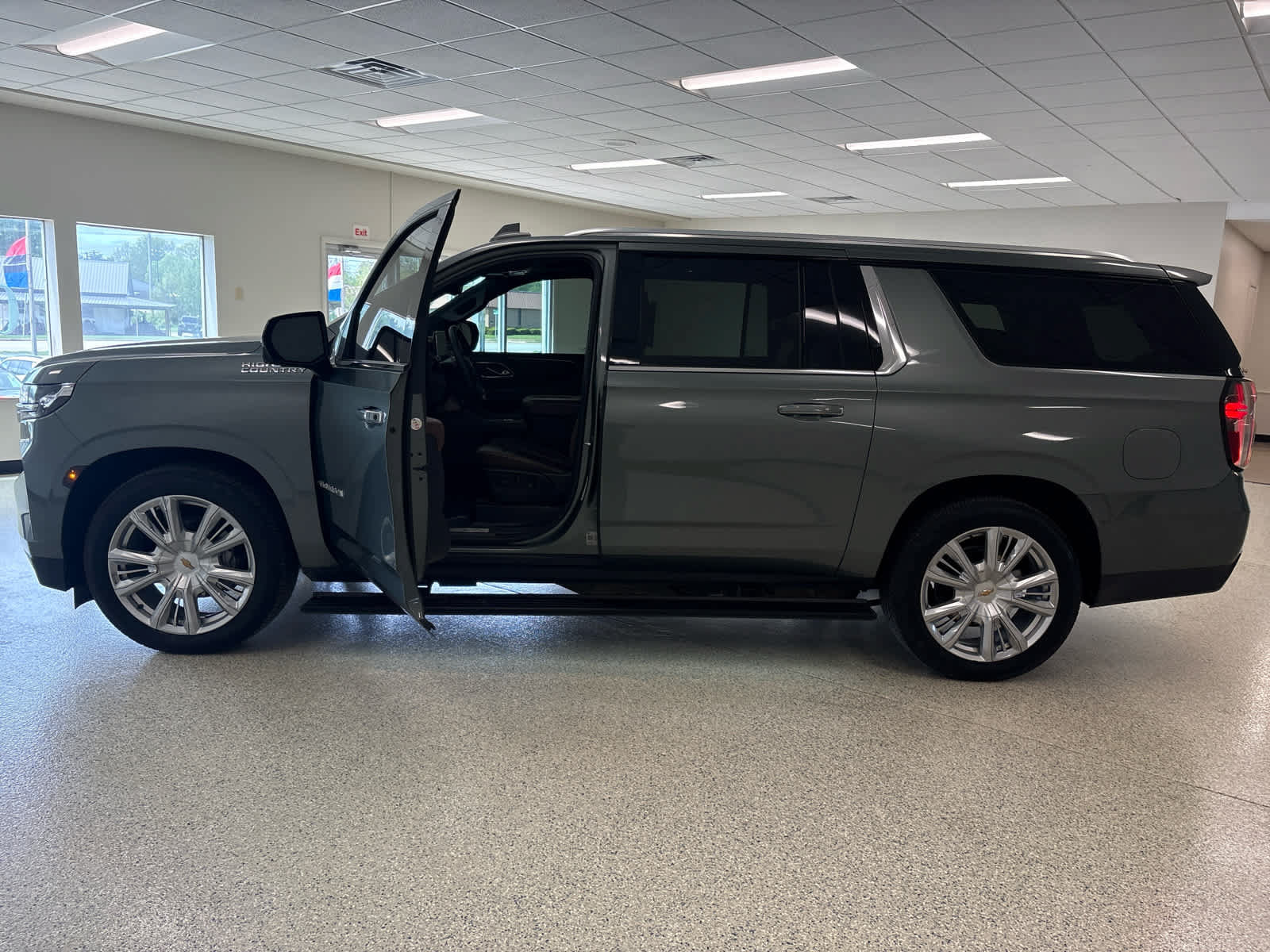 Used 2024 Chevrolet Suburban High Country AWD/4WD image 16