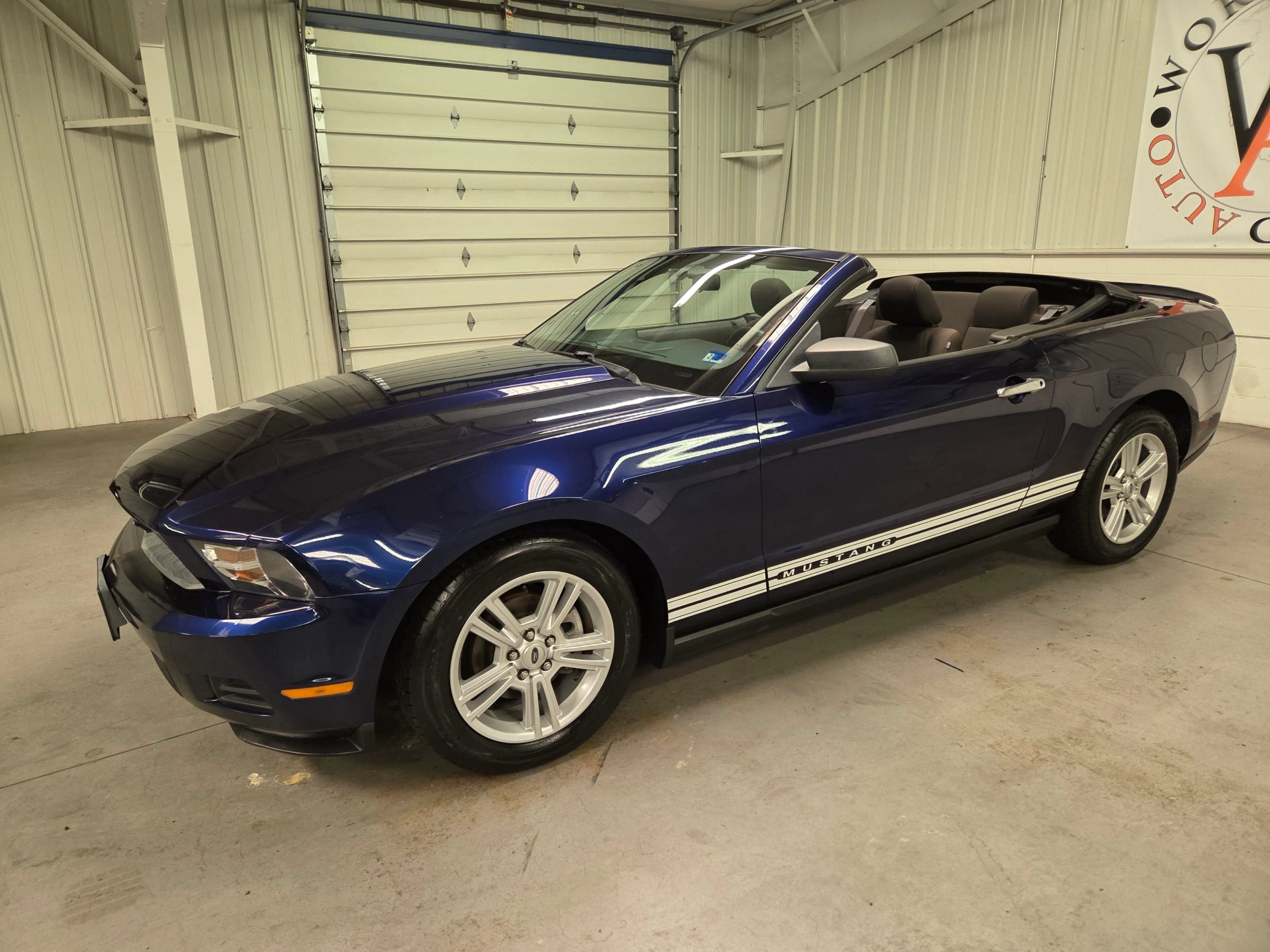 Used 2010 Ford Mustang Convertible RWD image 2