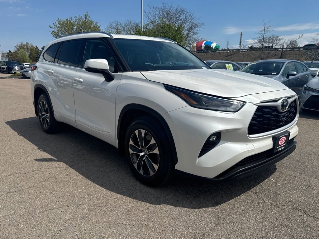 Used 2021 Toyota Highlander XLE AWD/4WD image 12