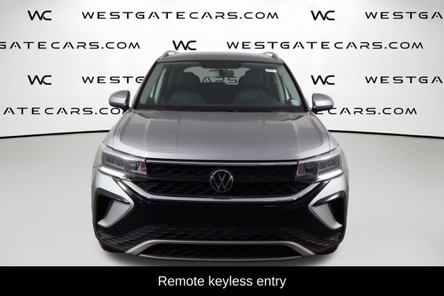 Used 2022 Volkswagen Taos SE FWD image 2