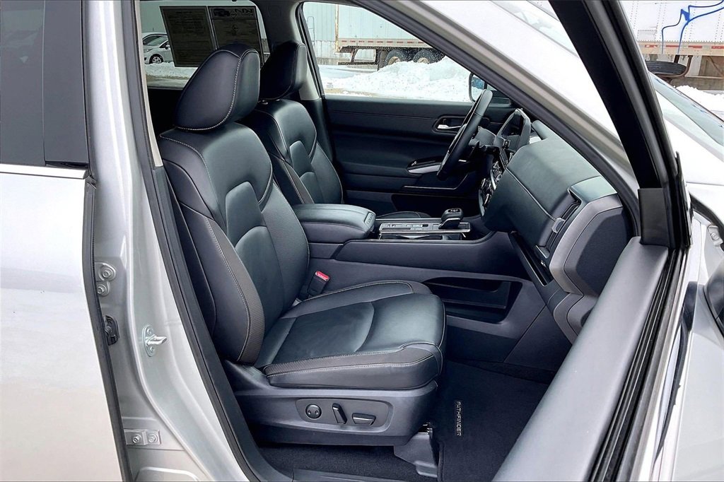 Used 2025 Nissan Pathfinder SL image 7