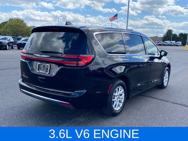 Used 2024 Chrysler Pacifica Touring-L image 4