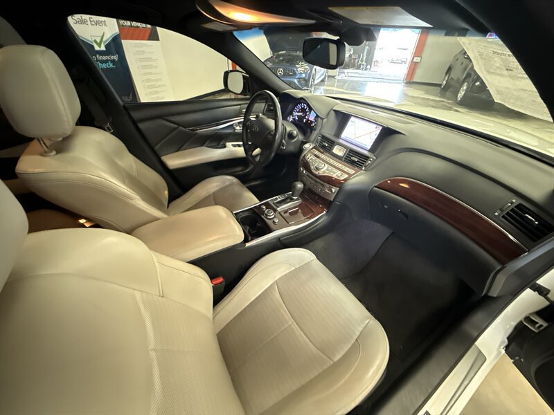 Used 2015 INFINITI Q70 3.7 w/ Sport Package RWD image 19