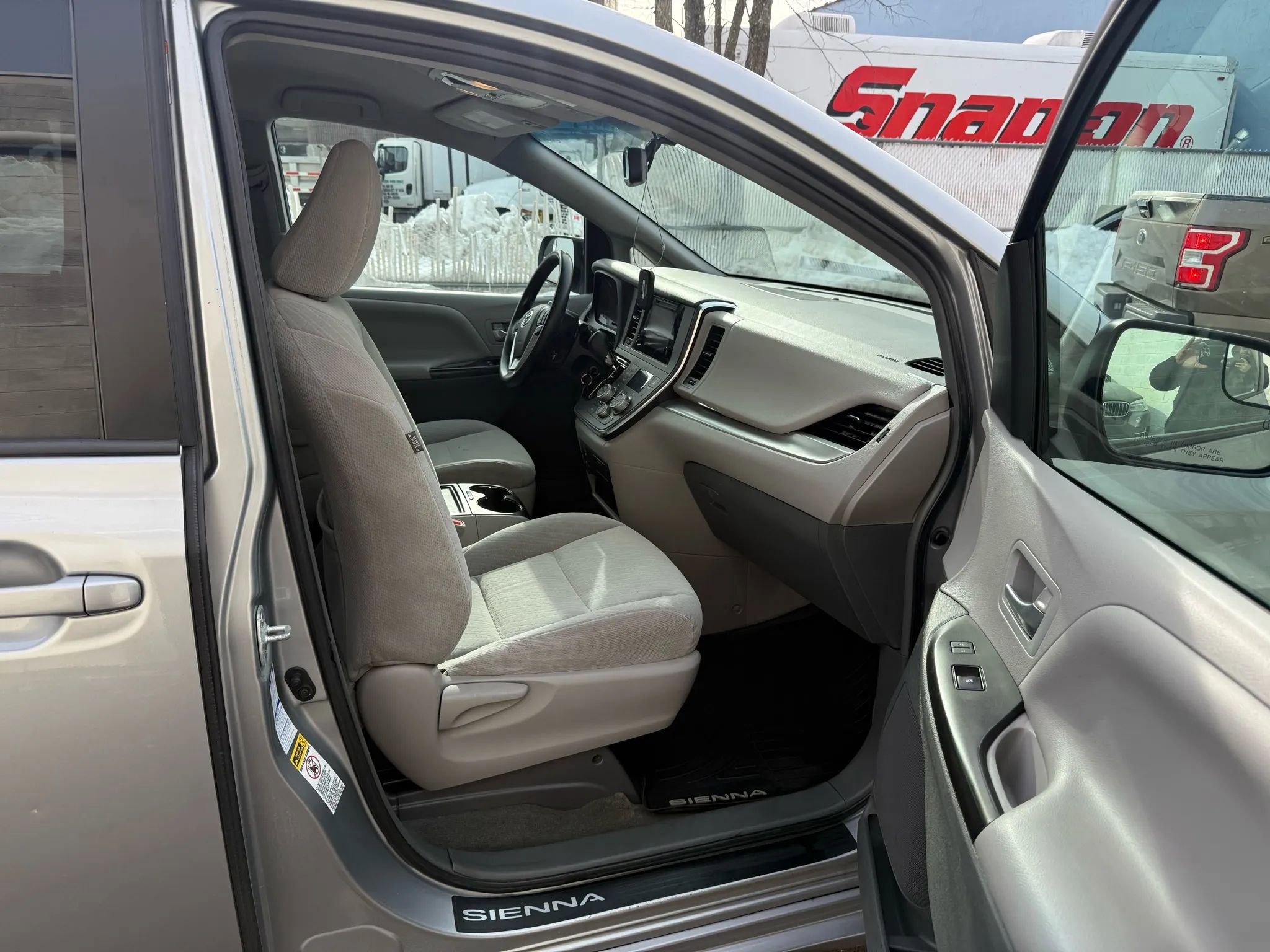Used 2017 Toyota Sienna LE AWD/4WD image 24