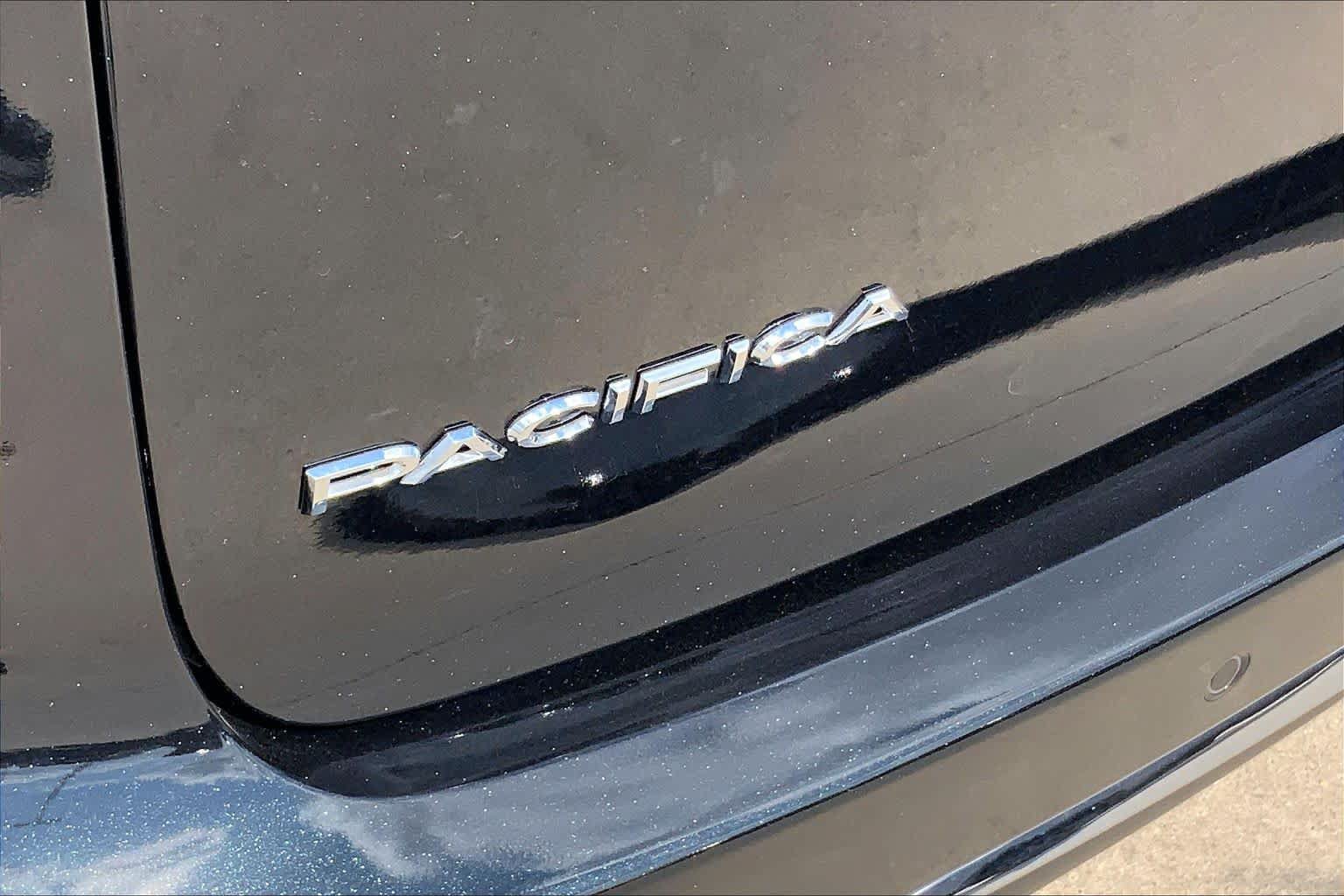 Used 2020 Chrysler Pacifica Touring-L FWD image 29