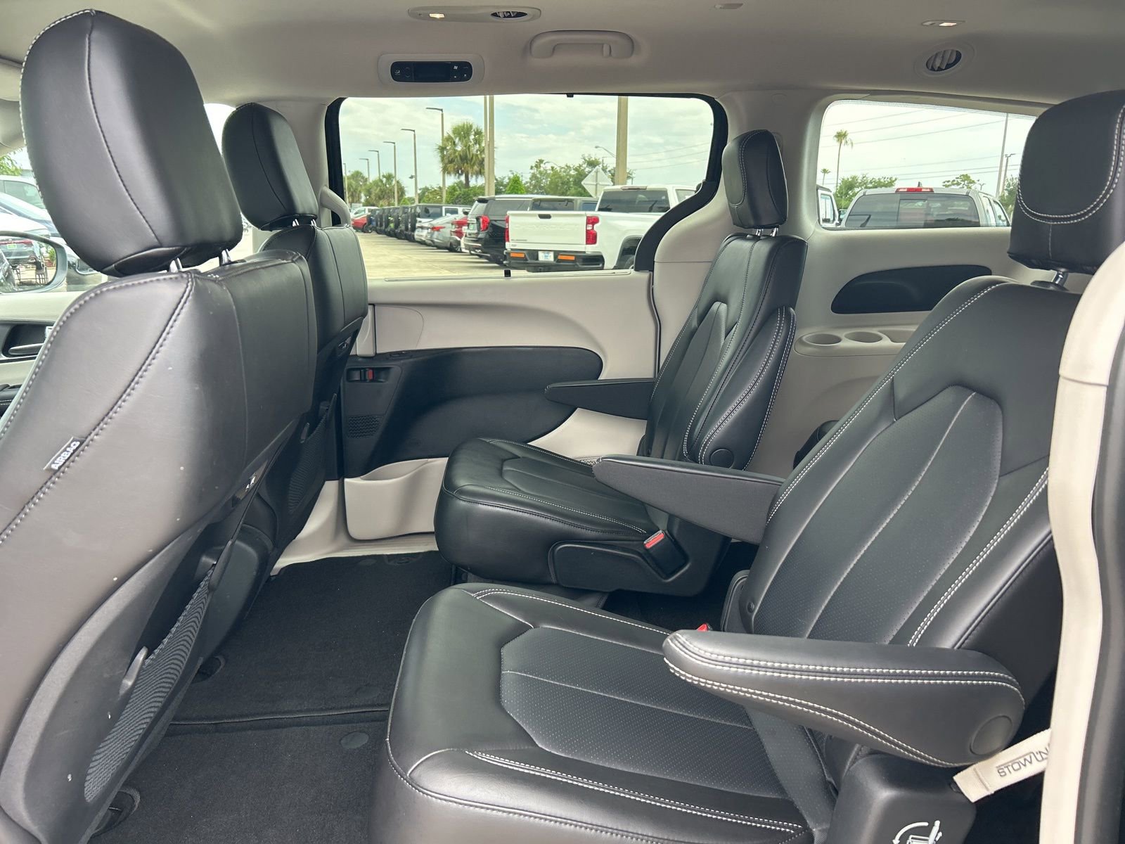 Certified 2023 Chrysler Pacifica Touring-L AWD/4WD image 10