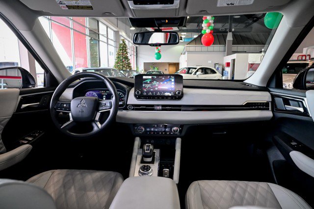 Used 2024 Mitsubishi Outlander SEL Black Edition image 28