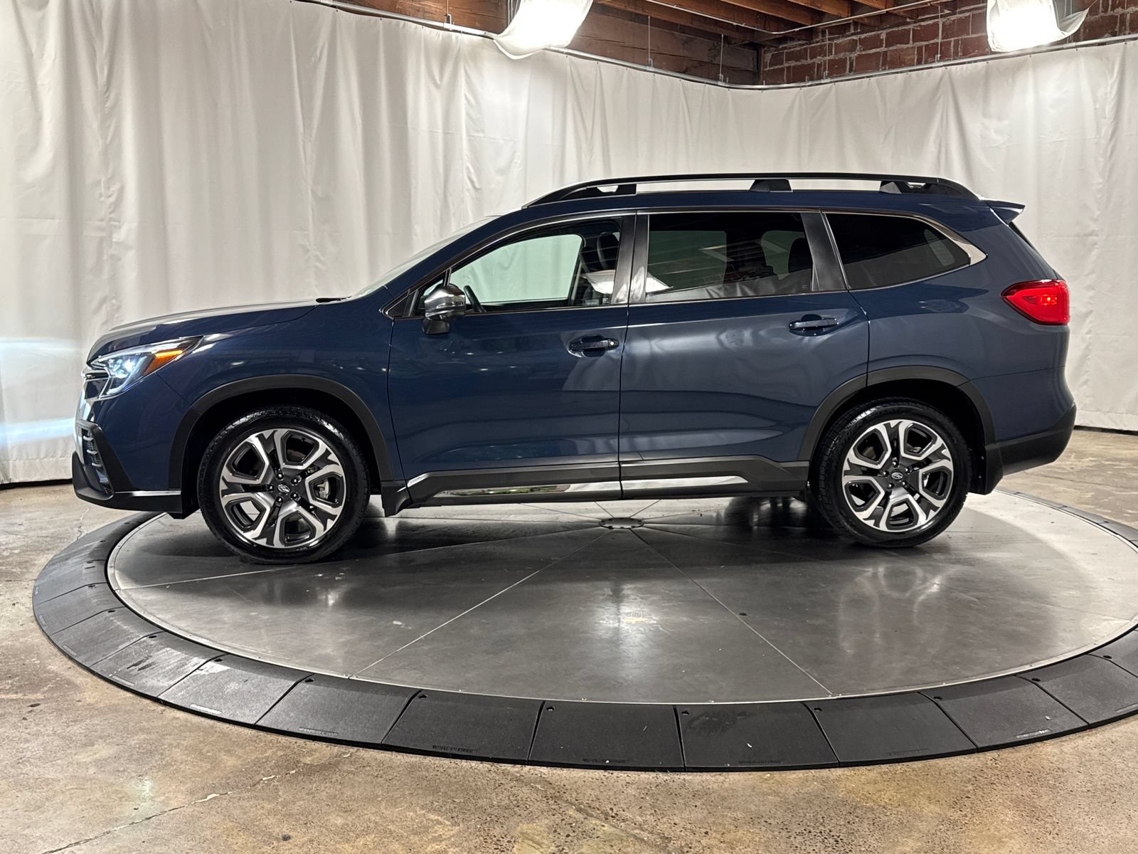 Used 2023 Subaru Ascent Limited w/ Technology Package AWD/4WD image 6
