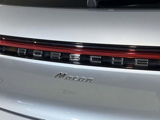 Certified 2025 Porsche Macan AWD/4WD image 11
