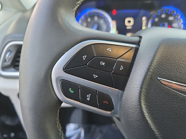Used 2024 Chrysler Pacifica Touring-L FWD image 16