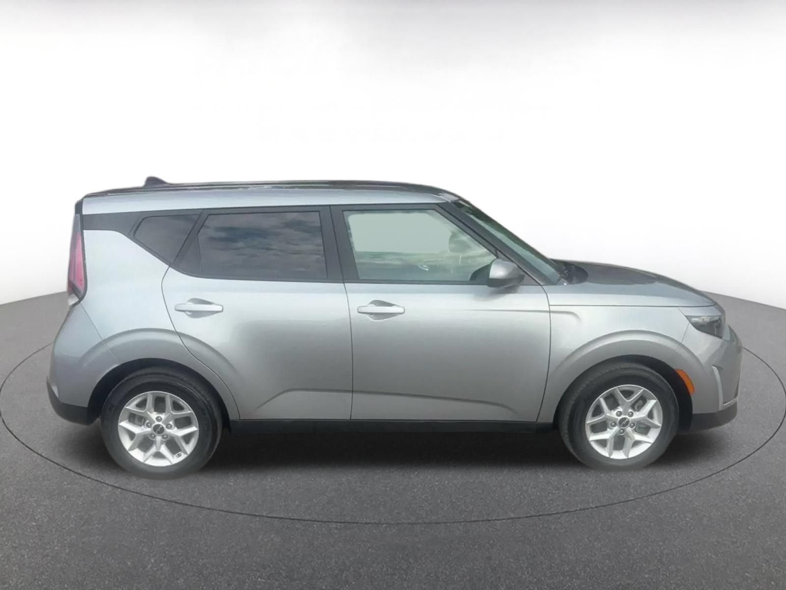 Used 2025 Kia Soul LX w/ LX Technology Package FWD image 15