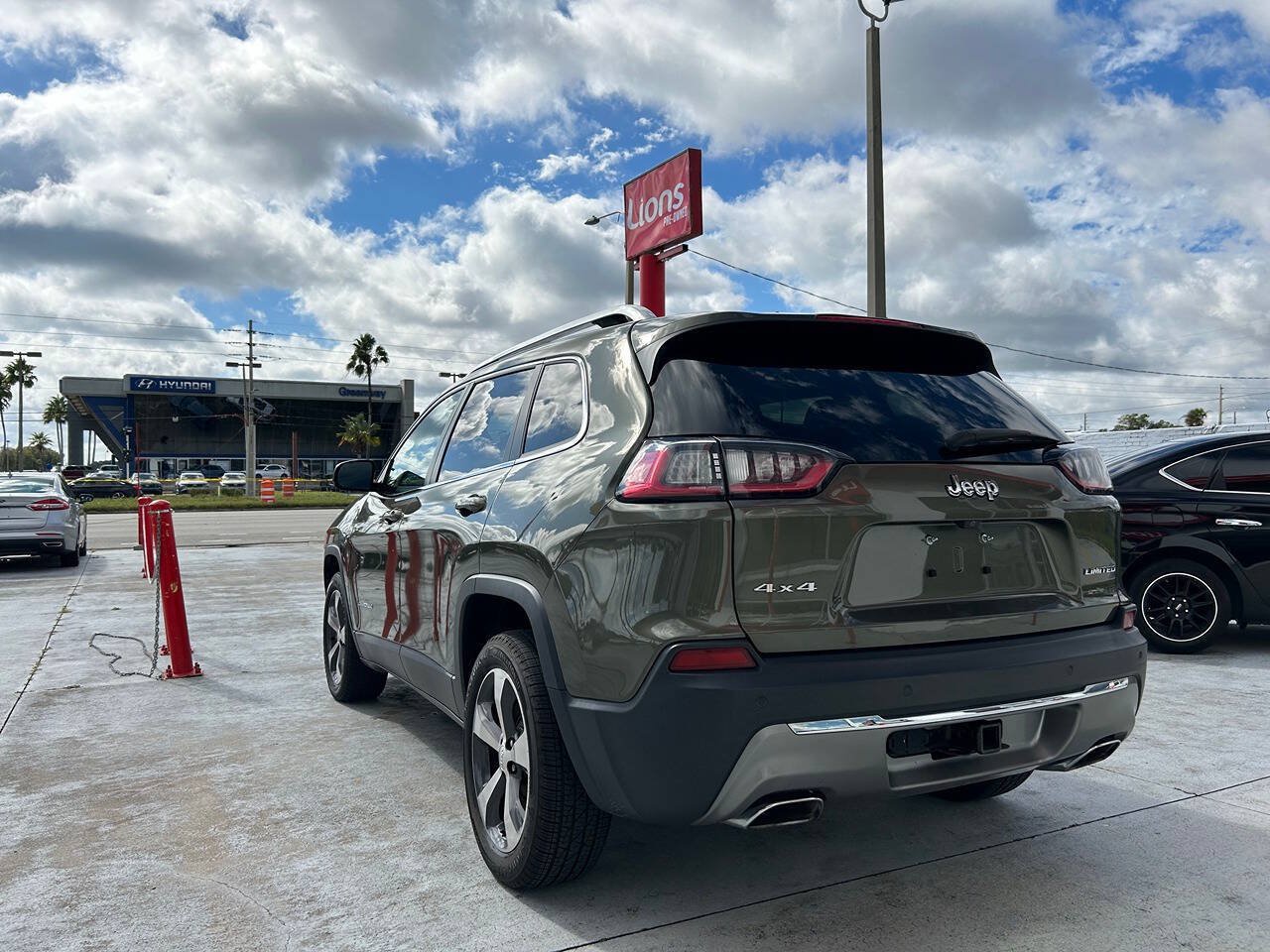 Used 2019 Jeep Cherokee Limited AWD/4WD image 7