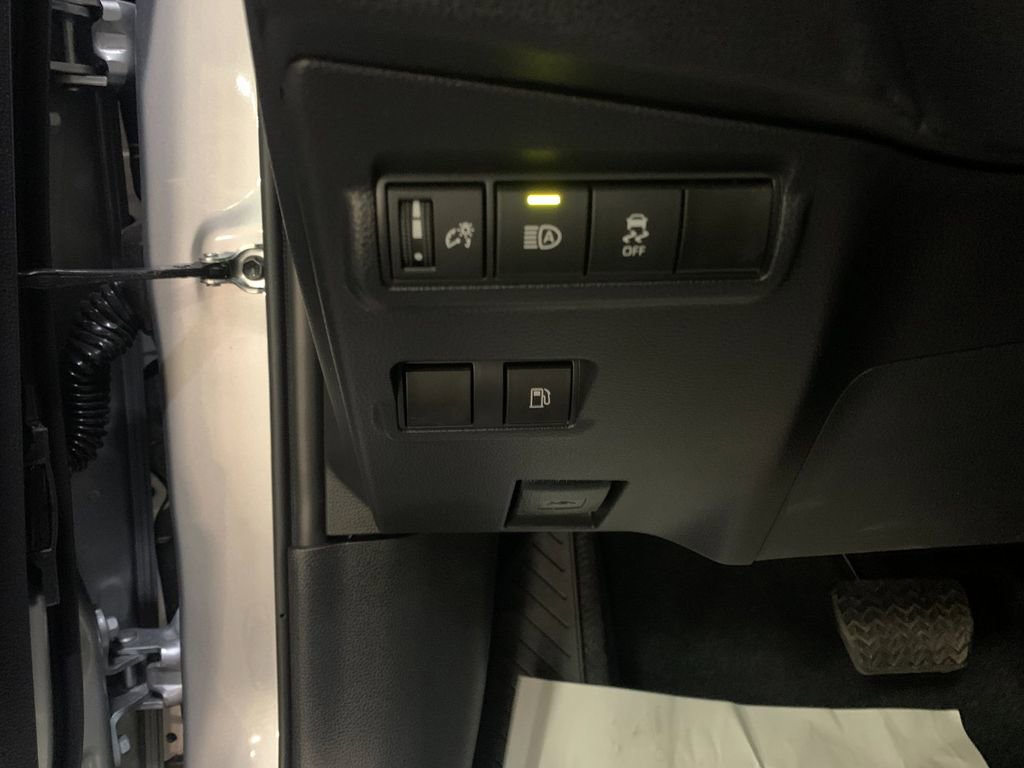 Used 2025 Toyota Corolla Cross AWD Hybrid w/ Moonroof Package image 32