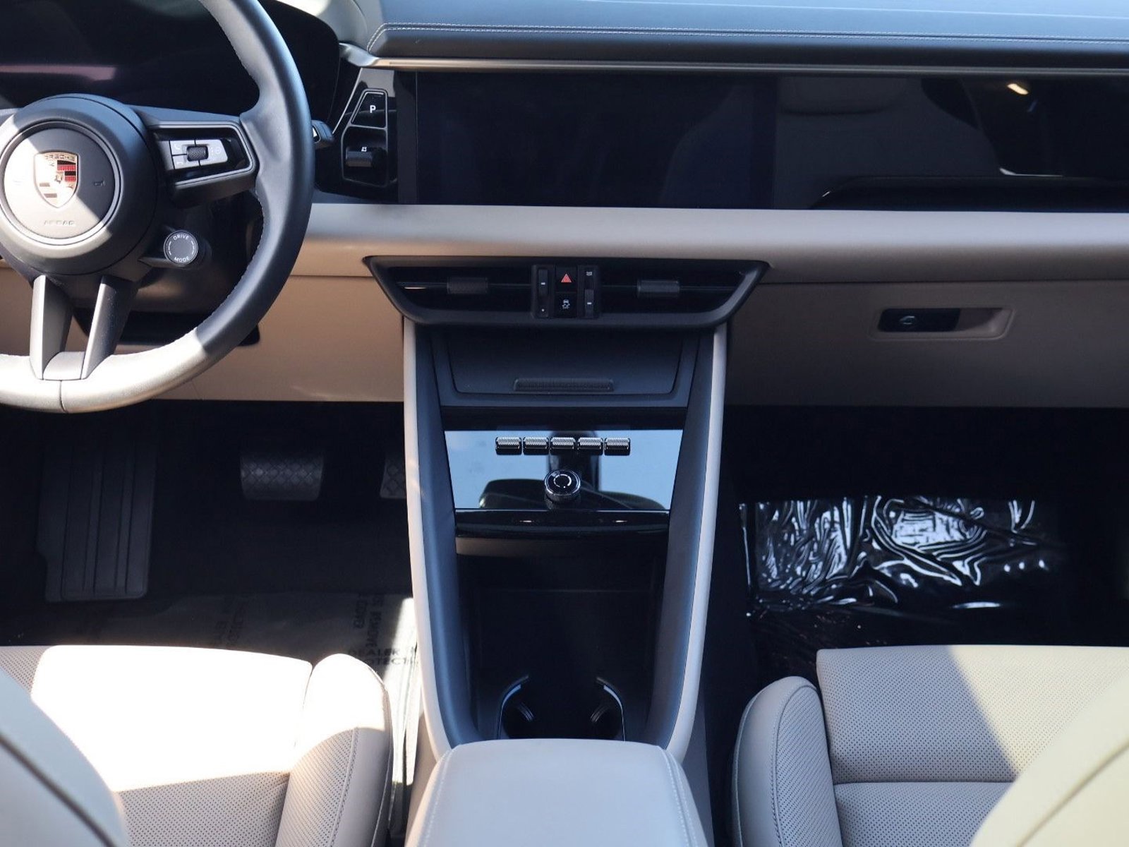 Certified 2025 Porsche Macan Electric RWD image 20