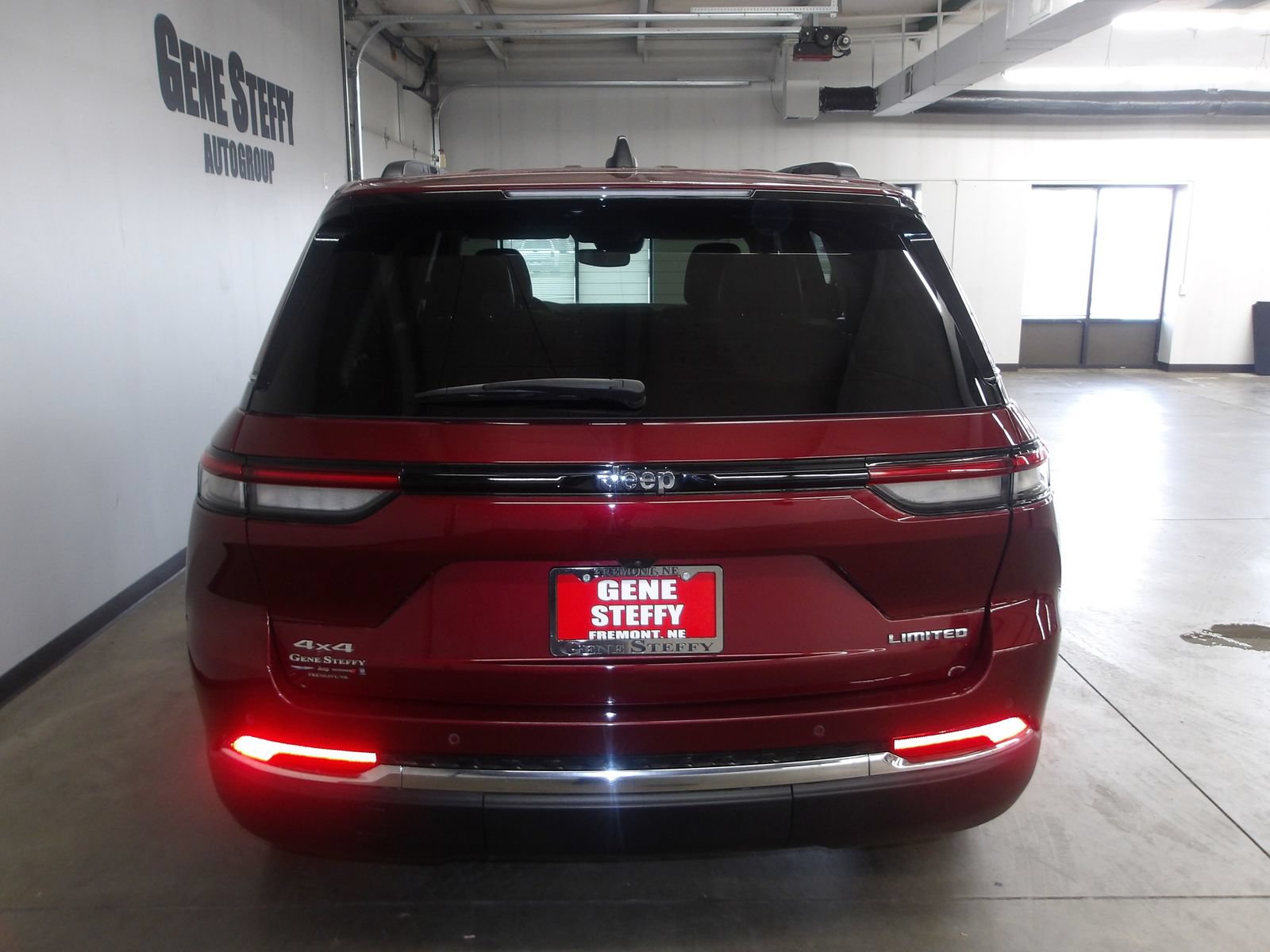 Used 2023 Jeep Grand Cherokee Limited AWD/4WD image 7