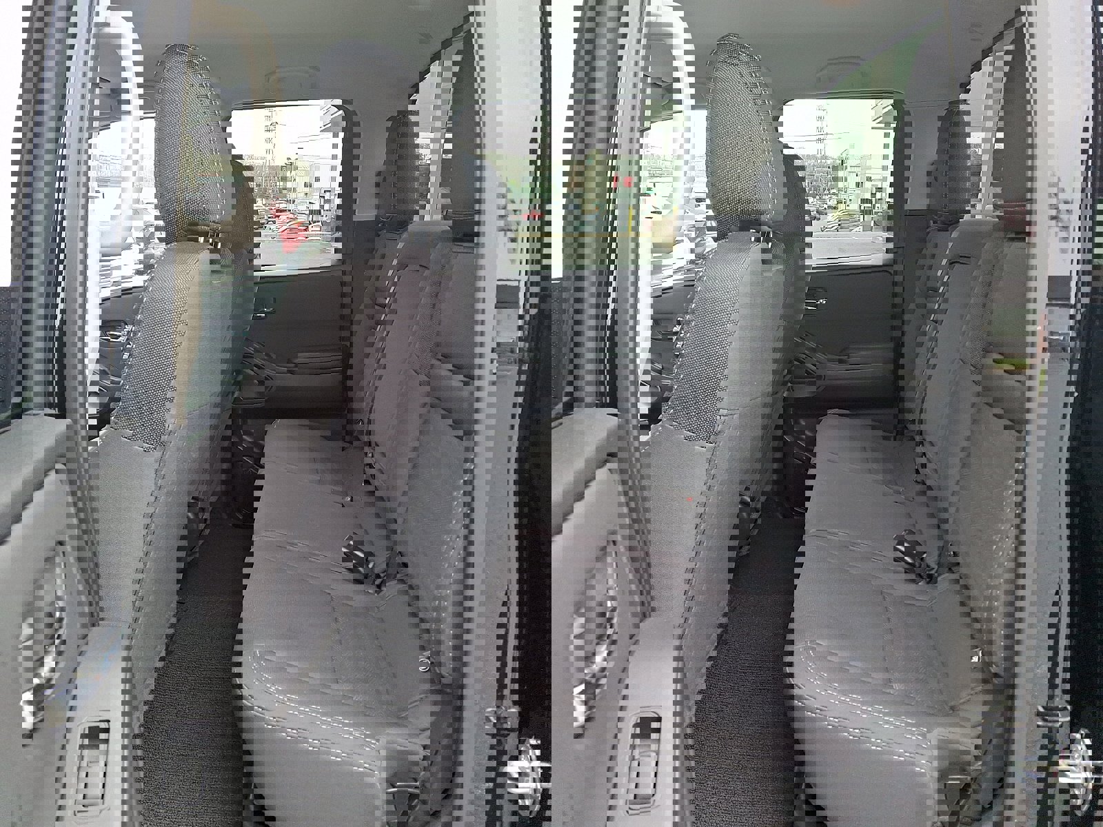 Used 2024 Nissan Frontier SV w/ Tow Package image 11