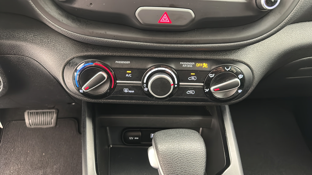 Used 2025 Kia Soul LX w/ LX Technology Package FWD image 17