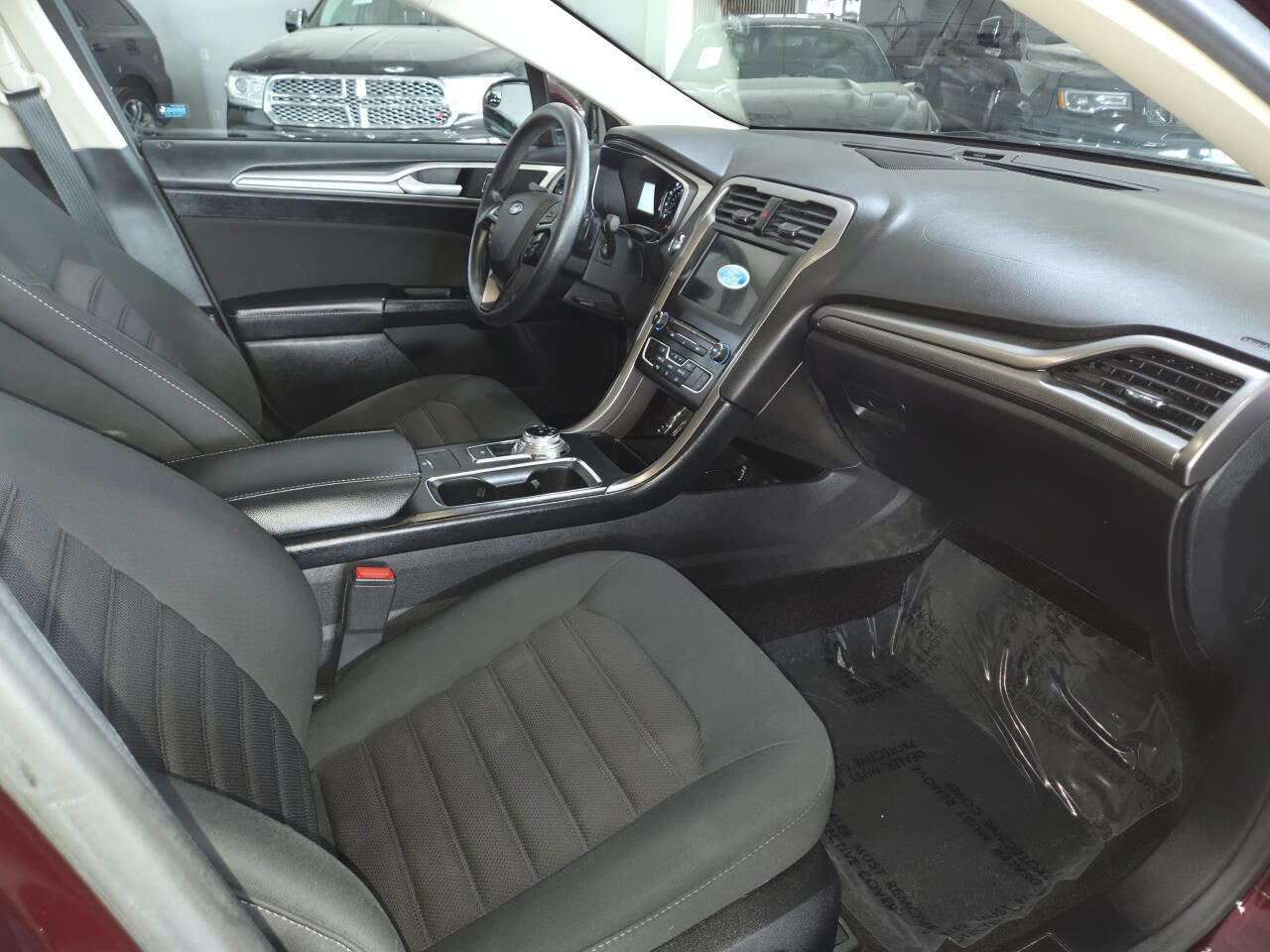 Used 2017 Ford Fusion SE w/ Fusion SE Technology Package FWD image 28