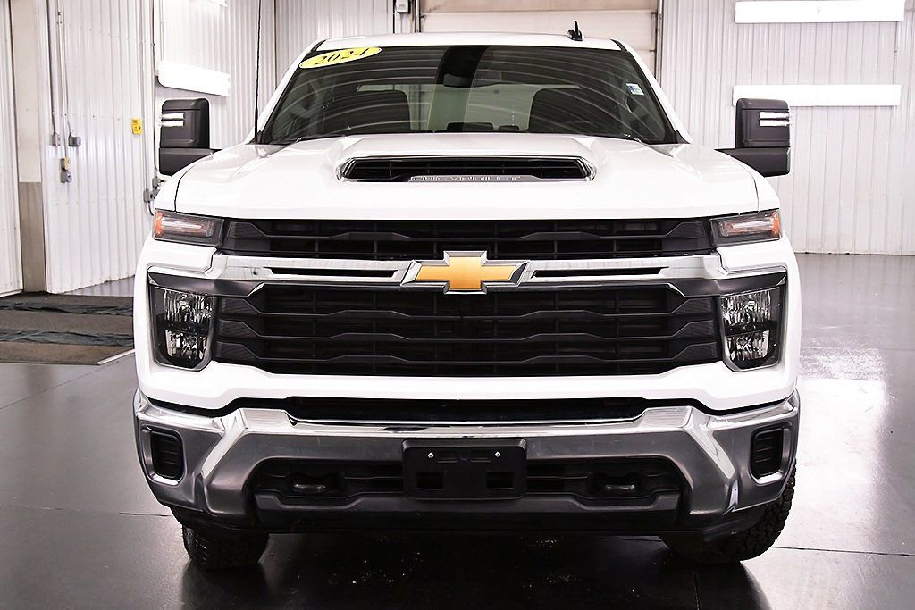 Used 2024 Chevrolet Silverado 2500 LT image 2