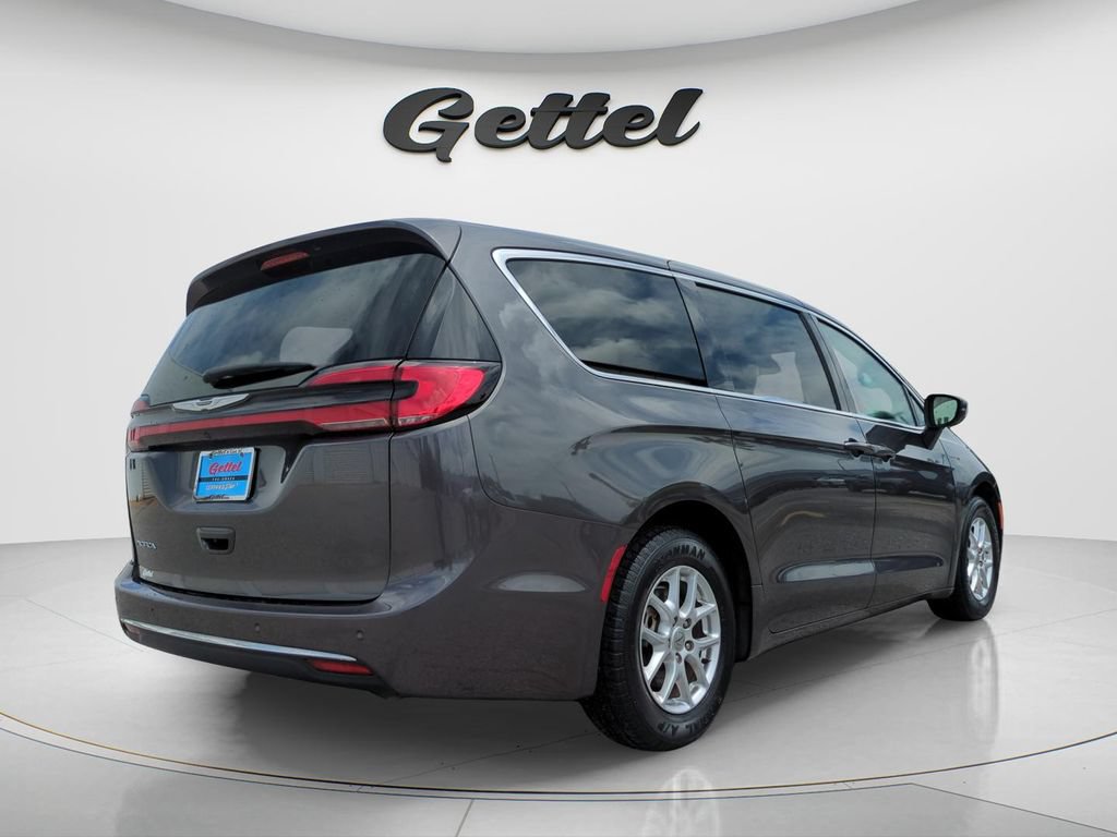 Used 2023 Chrysler Pacifica Touring-L FWD image 5