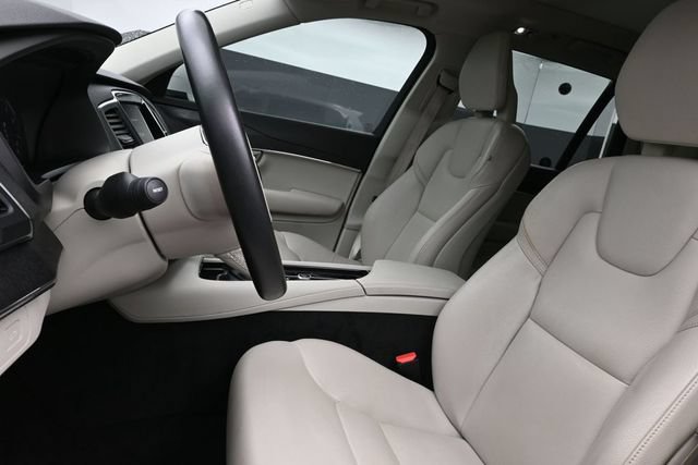 Used 2020 Volvo XC90 T6 Momentum w/ Protection Package Premier AWD/4WD image 10
