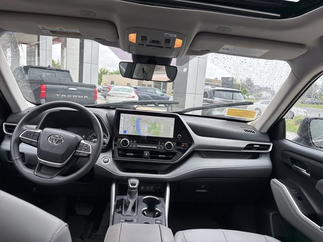 Used 2025 Toyota Highlander XLE AWD/4WD image 29