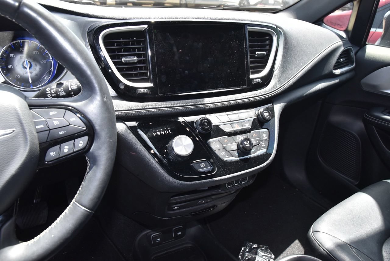 Used 2021 Chrysler Pacifica Touring-L w/ Uconnect Theater Family Group FWD image 8