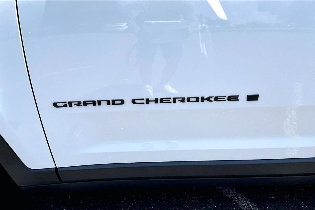 Used 2023 Jeep Grand Cherokee L Laredo RWD image 25