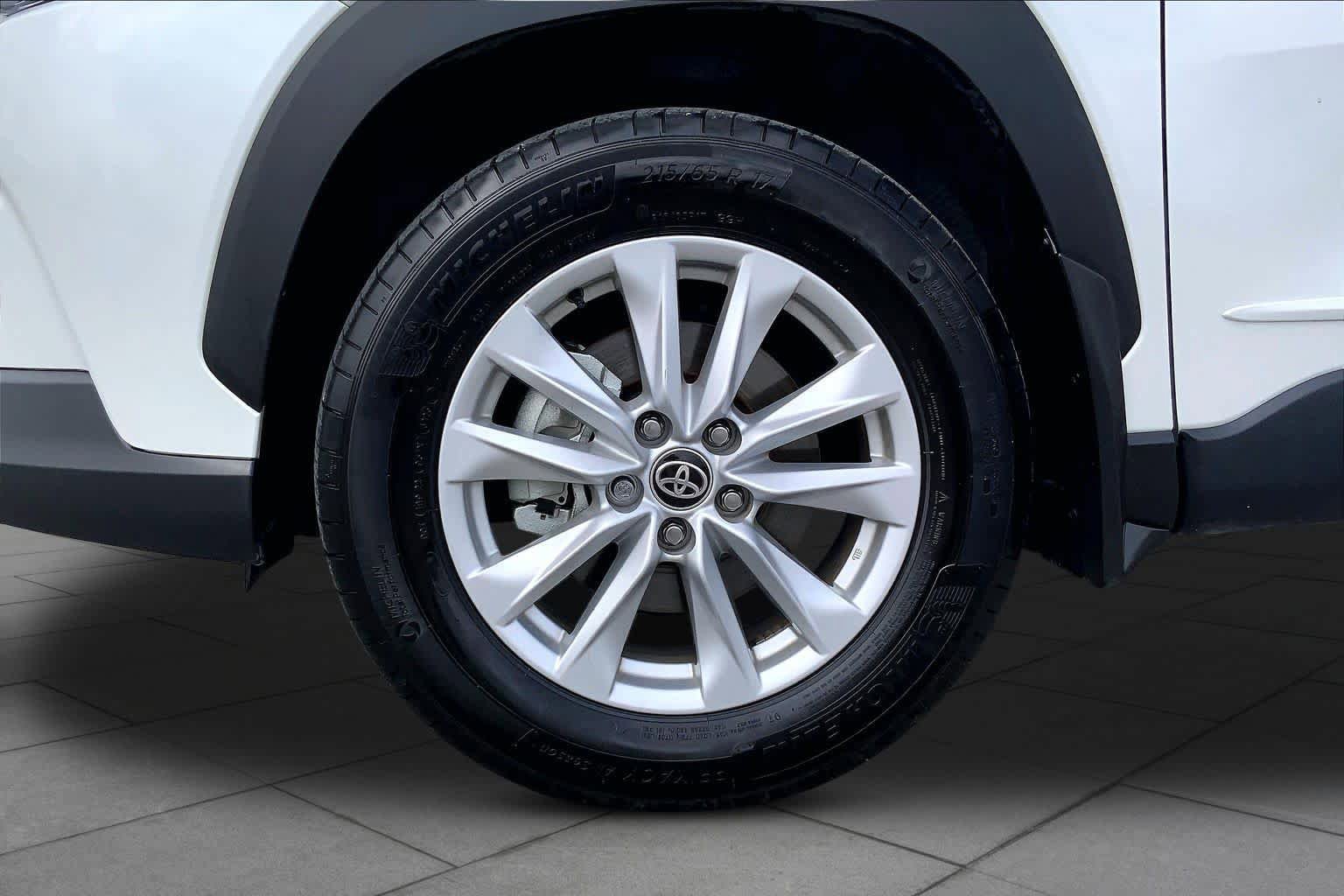 Used 2023 Toyota Corolla Cross LE FWD image 11