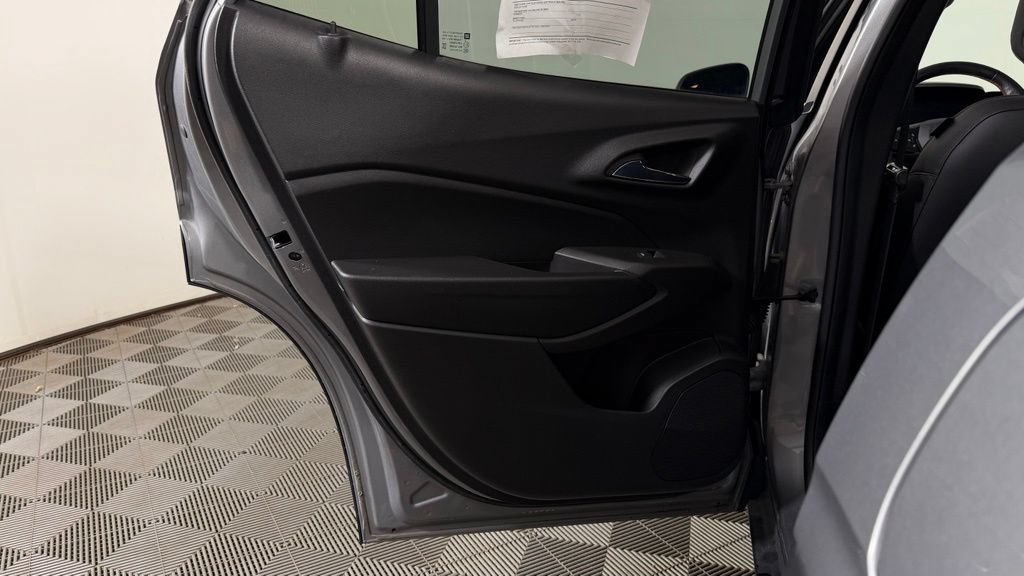 Used 2024 Chevrolet Trax RS w/ Sunroof Package FWD image 24