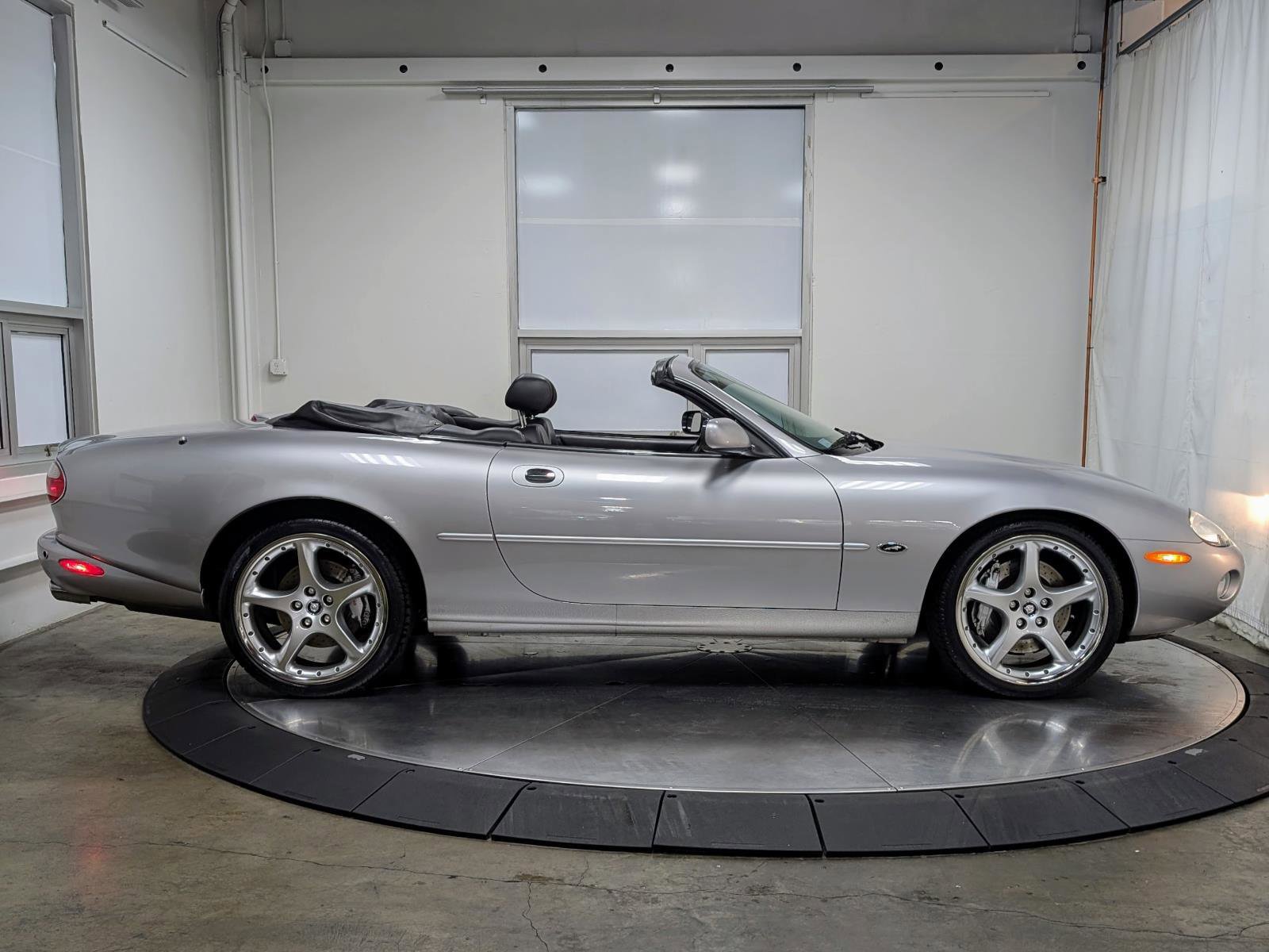 Used 2001 Jaguar XKR Convertible image 9