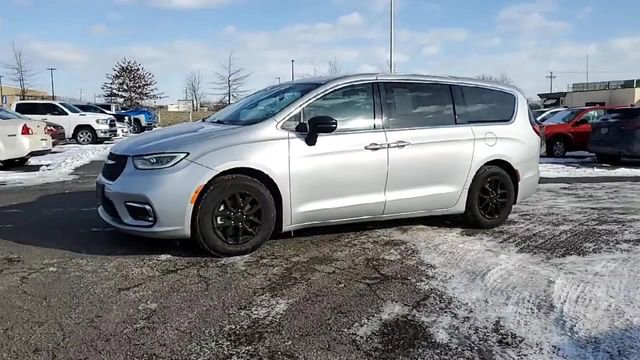 Used 2024 Chrysler Pacifica Touring-L FWD image 4