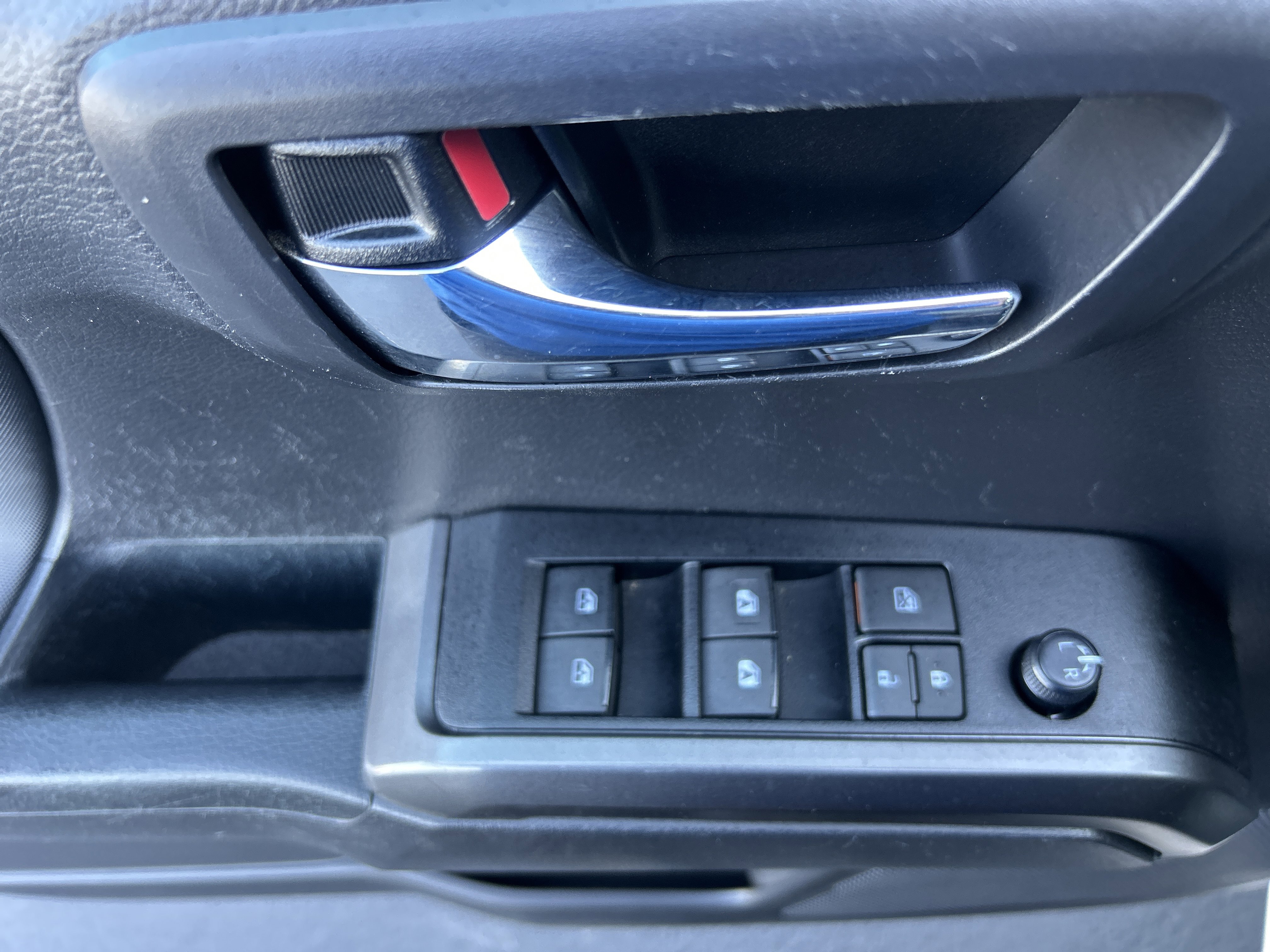 Used 2022 Toyota Tacoma TRD Off-Road AWD/4WD image 14