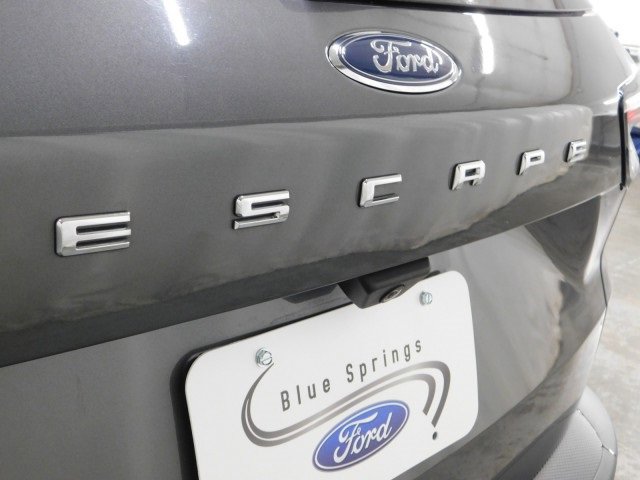 Used 2022 Ford Escape SE w/ SE Sport Appearance Package image 6