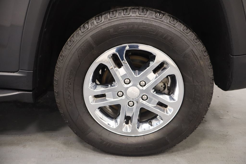 Used 2023 Jeep Grand Cherokee Laredo image 24