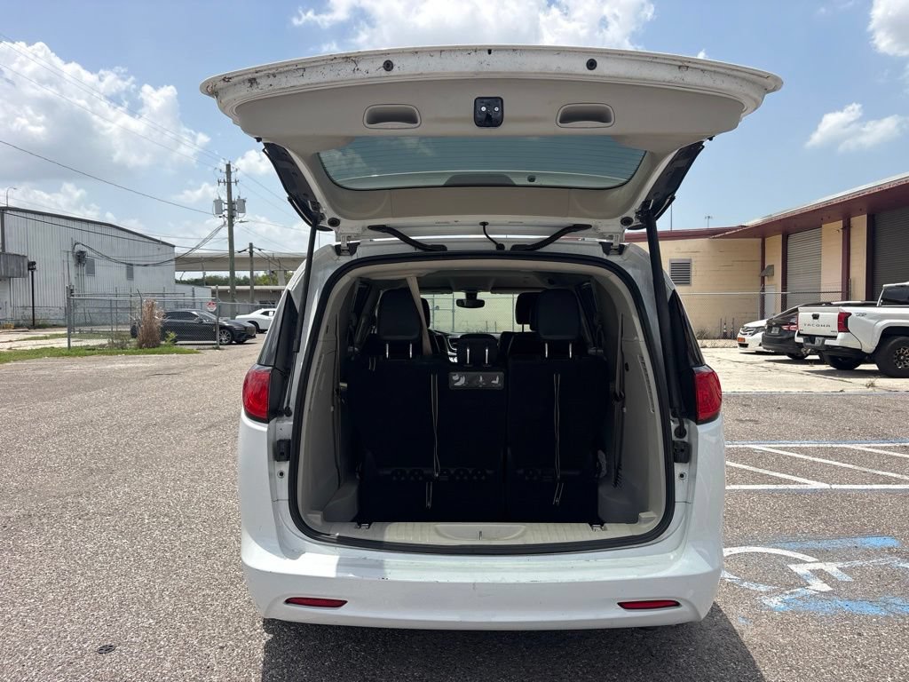 Used 2020 Chrysler Voyager Lxi FWD image 11