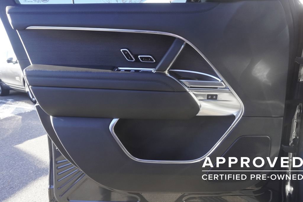 Used 2025 Land Rover Range Rover Long Wheelbase SE image 17