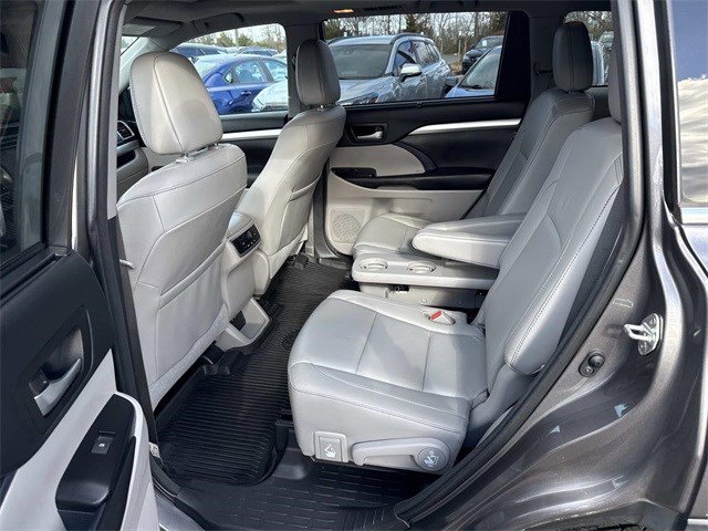 Used 2018 Toyota Highlander XLE image 17
