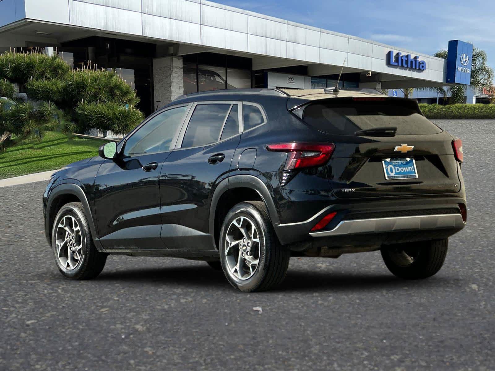 Used 2025 Chevrolet Trax LT FWD image 7