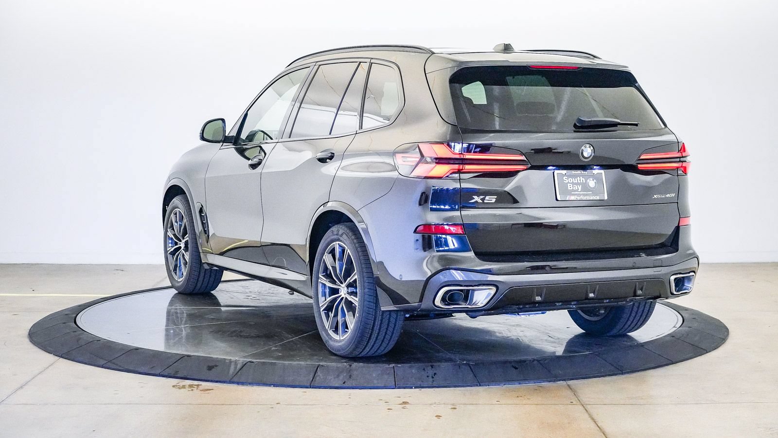 New 2026 BMW X5 xDrive40i w/ M Sport Package AWD/4WD image 2