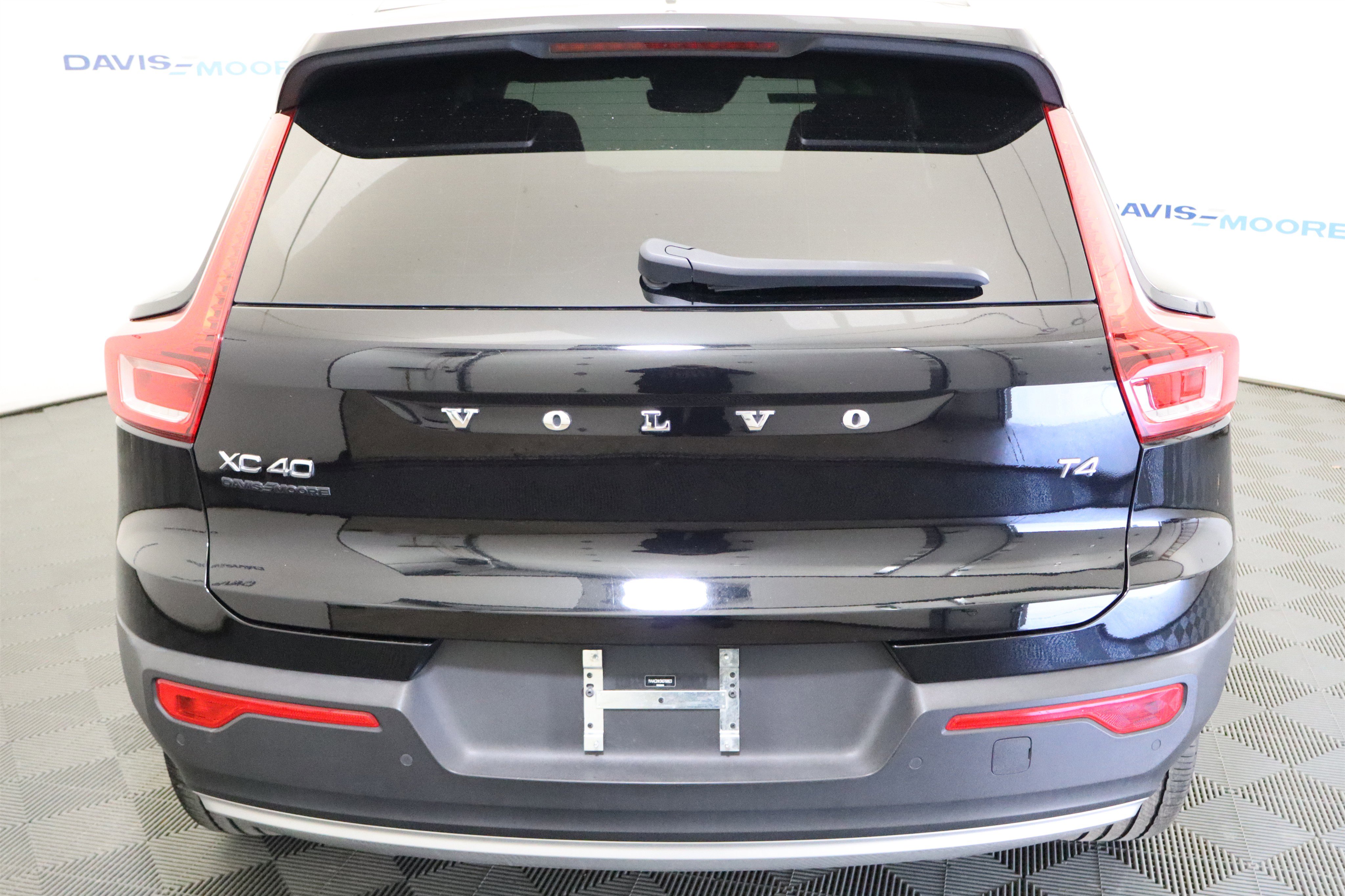 Used 2022 Volvo XC40 T4 Momentum image 8