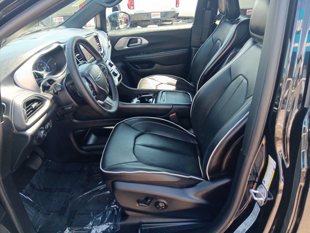 Used 2026 Chrysler Pacifica Limited FWD image 9