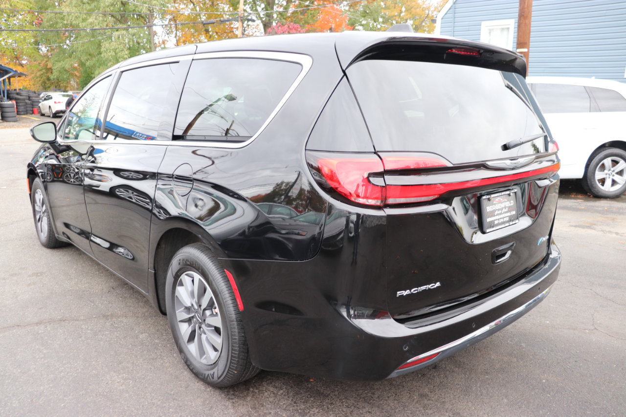 Used 2024 Chrysler Pacifica Limited image 3